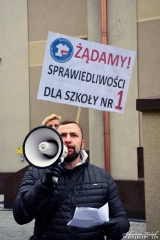 Pikieta pod urzędem_5