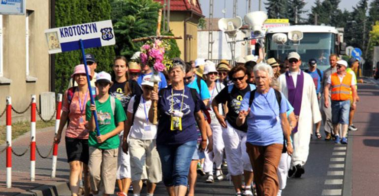 Granatowa pielgrzymka piesza