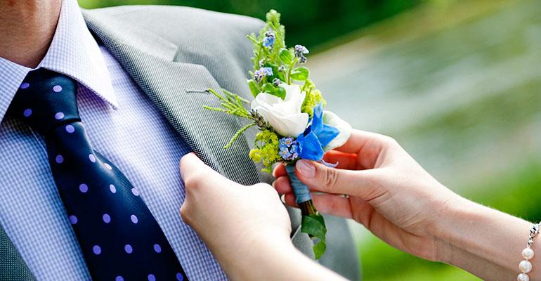 Ślubne suknie i garnitury też ulegają dziś trendom