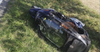 Motocyklista wpadł w poślizg i złamał nogę