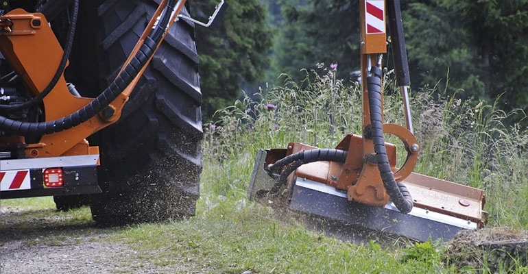 Koszą trawy na drogach powiatowych