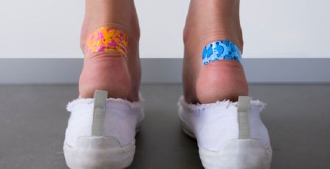 Kolorowe opatrunki „skracają” czas leczenia rany