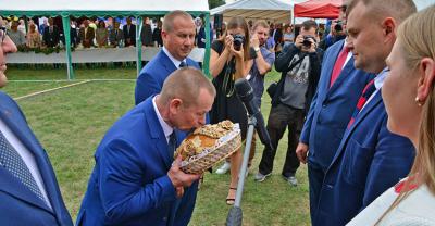 Powiatowe święto plonów w Lutogniewie[gallery][wideo]