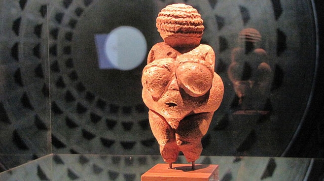 Co przedstawia pierwsza rzeźba?