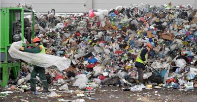 Utoniemy w śmieciach