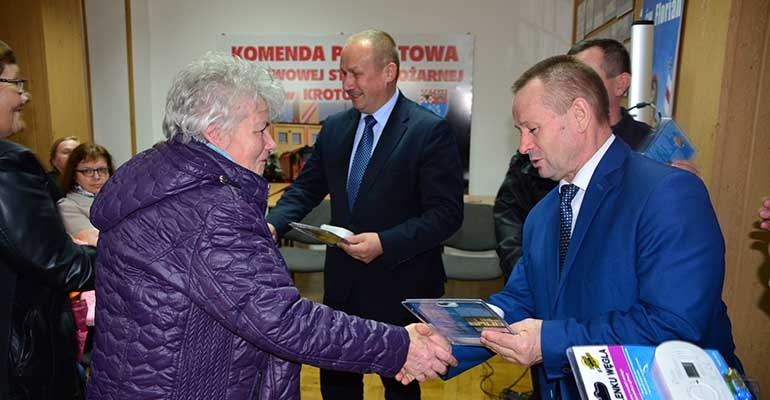 Rozdali 90 czujników czadu