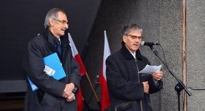 Tablica na dworcu odsłonięta