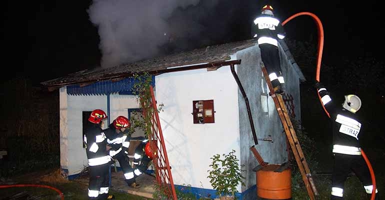 Nocny pożar altantki