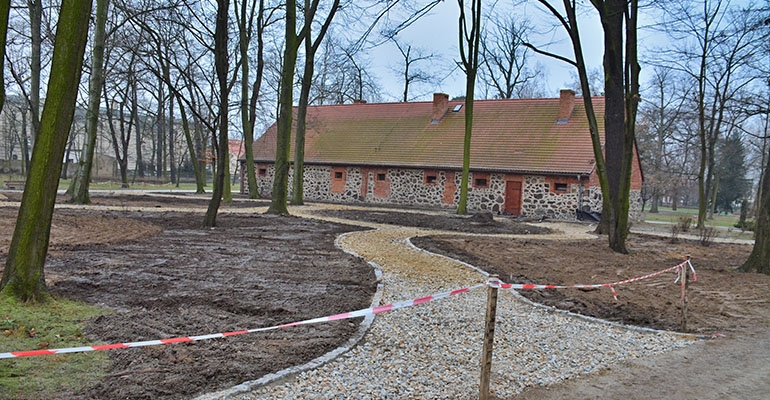 Woliera za 300 tys. zł