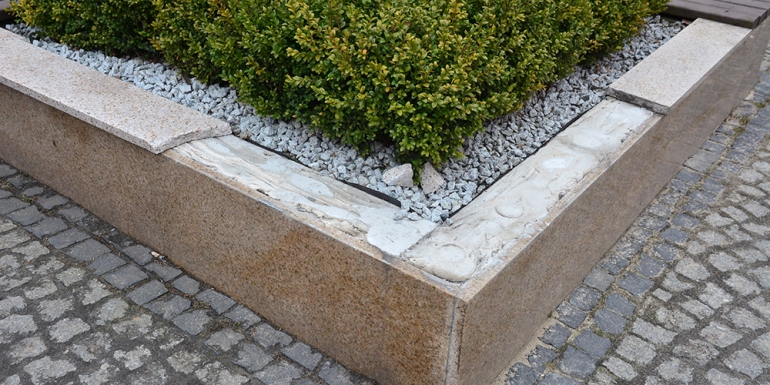 Lokalny przedsiębiorca zniszczył ławeczkę