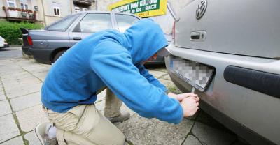 Paliwo na kradzione tablice rejestracyjne