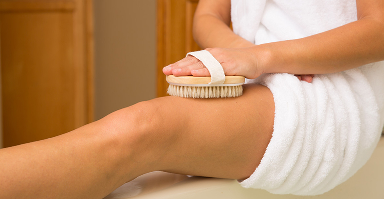 Masaż suchą szczotką pomoże na obrzęki i cellulit