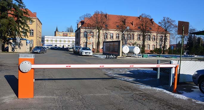 Wjazd na parking maja tylko urzędnicy, policjanci i pracownicy Sinevii