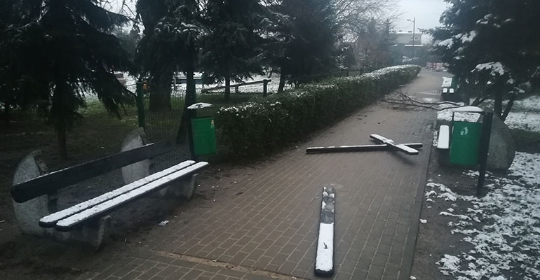 Uszkodzone zostały ławki, drzewostan i ogrodzenie