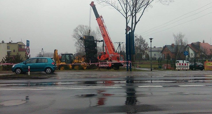 Próbują podnieść przewrócony dźwig