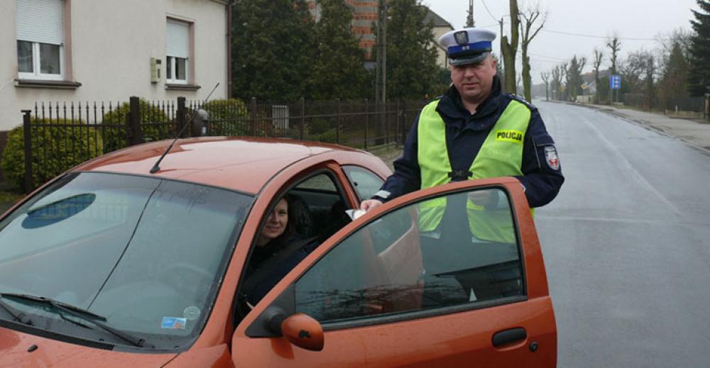 Policjanci przypominali o zapinaniu pasów