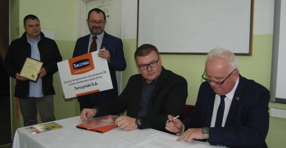 Tarczyński przekazał sprzęt informatyczny