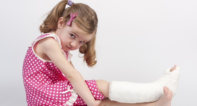 Zimowe kontuzje – jak można pomóc dziecku