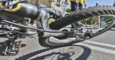 Potrącił rowerzystkę i uciekł. Sprawa trwa