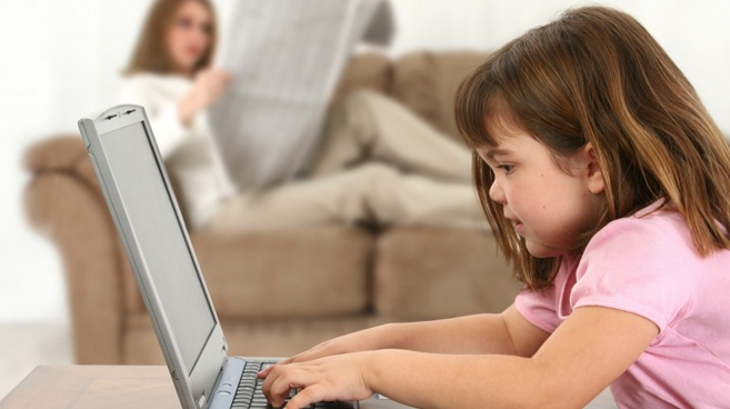 Oderwij się od swoich zajęć i porozmawiaj z malcem, gdy korzysta z komputera. Może pochwali się jakimiś nowymi umiejętnościami?