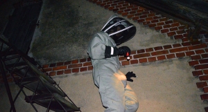 Strażacy działali w specjalnych strojach ochronnych