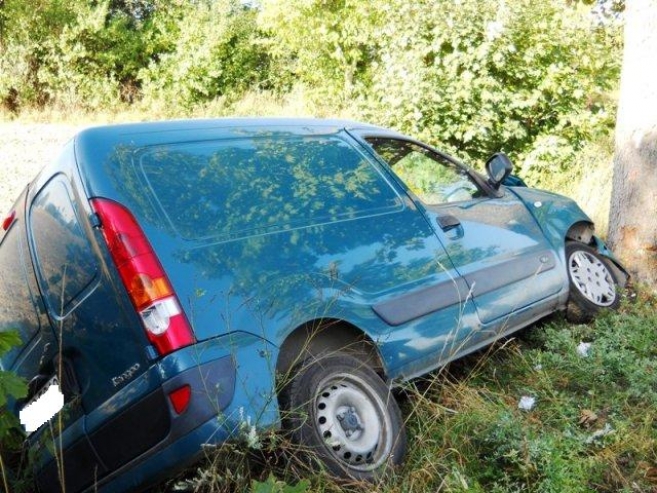 Po pijaku uderzył w drzewo