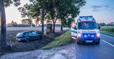 Samochód uderzył w dwa drzewa i wjechał do rowu