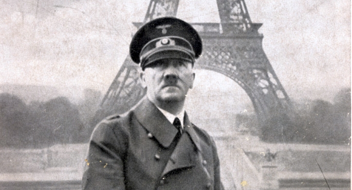 Zwycięski Adolf Hitler na tle wieży Eiffla
