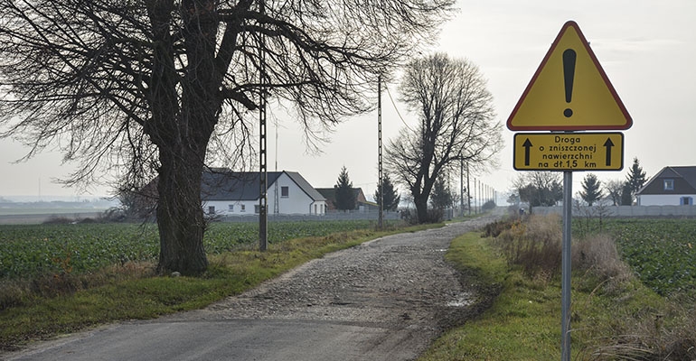 Baszyny bezskutecznie walczą o drogę do Jankowa