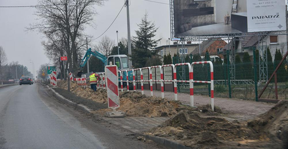 Firmy światłowodowe rozkopują chodniki
