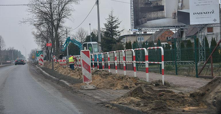 Firmy światłowodowe rozkopują chodniki