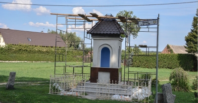 Odnawiają kapliczkę maryjną