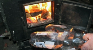 Plastik, guma, stare meble ogrzewają domy i… rujnują nasze zdrowie!