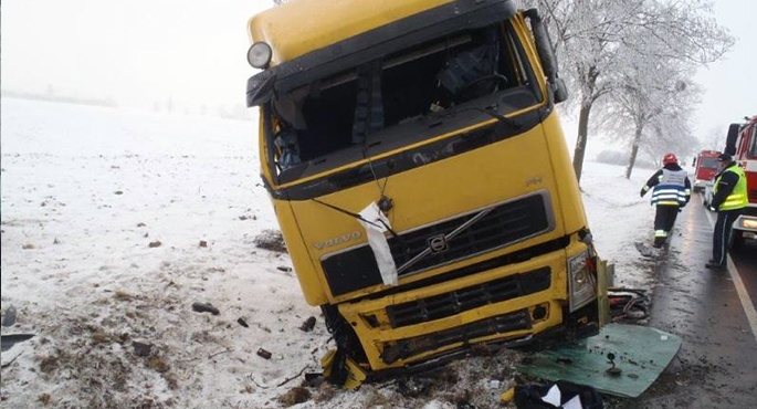 Ciężarówka wjechała do rowu