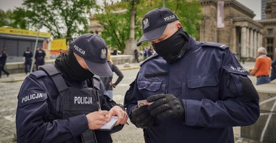 Pierwsze mandaty za niestosowanie się do obostrzeń