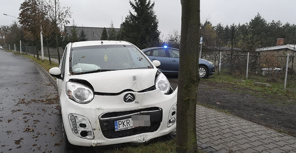 Samochodem uderzyła w drzewo