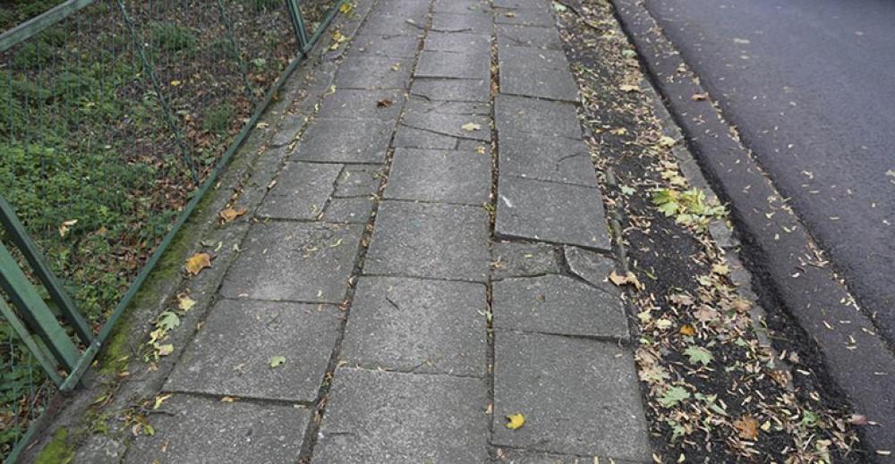 Czekają na wyrównanie chodnika