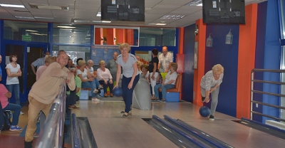 Seniorzy grają w kręgle