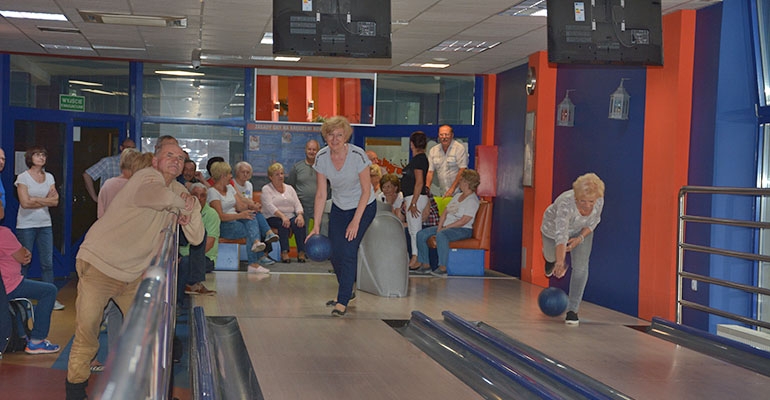 Seniorzy grają w kręgle