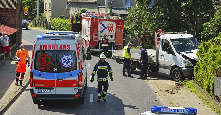 Samochodem dostawczym w płot