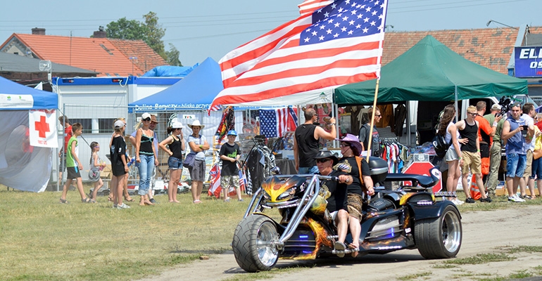 Miliczanie znów zachwycali się amerykańskimi pojazdami
