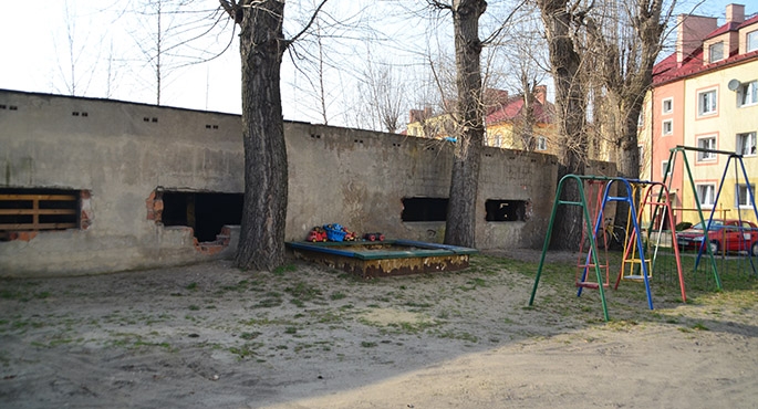Piaskownica jest w opłakanym stanie. Budynek tuż za nią – w jeszcze gorszym