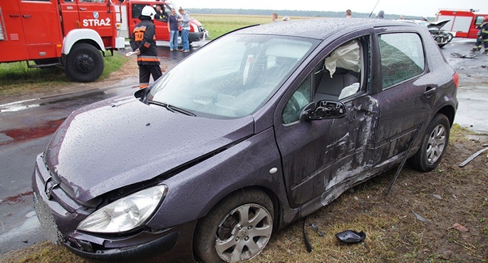 Zderzenie osobówek na skrzyżowaniu