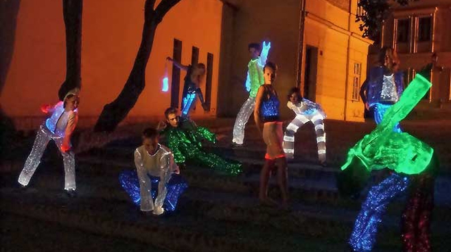 Prąd, płynący przez cieniutkie włókna optyczne wplecione w lekką tkaninę, wywołują ich świecenie