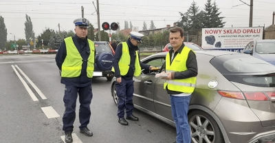 Policja i PLK na przejeździe kolejowym