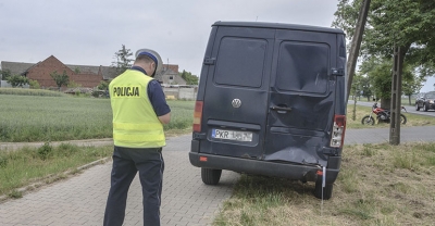 Motorowerzysta wjechał w busa