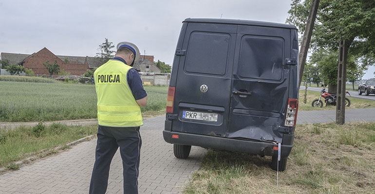 Motorowerzysta wjechał w busa