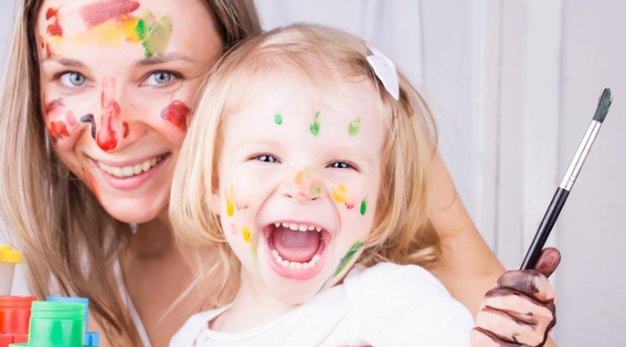 Kontroluj, jak niania zajmuje się malcem, np. uprzedź o pozostawieniu w domu kamery