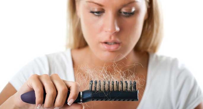 Jeżeli pomimo starań włosy będą nadmiernie wypadać przez 3 miesiące, warto pójść do lekarza