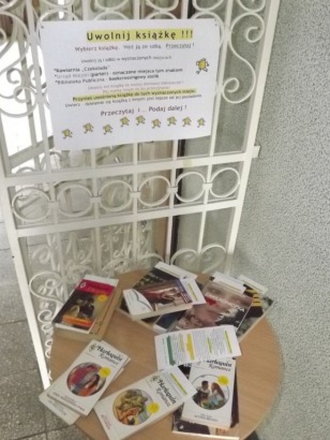 „Bookcrossingowy” stolik w zdunowskiej bibliotece cieszy się sporym zainteresowaniem